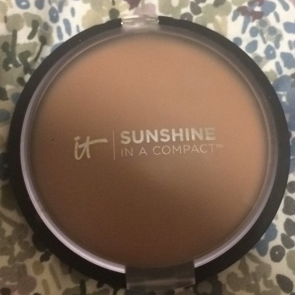 It Cosmetics Sunshine in a Compact bronzer